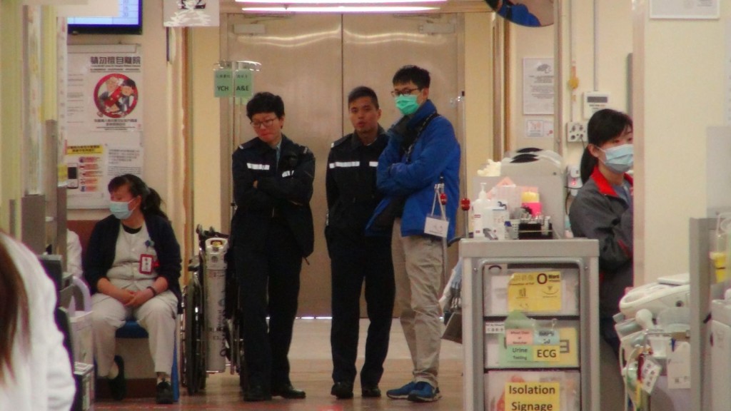 警方到醫院了解受傷男學生情況。林思明攝