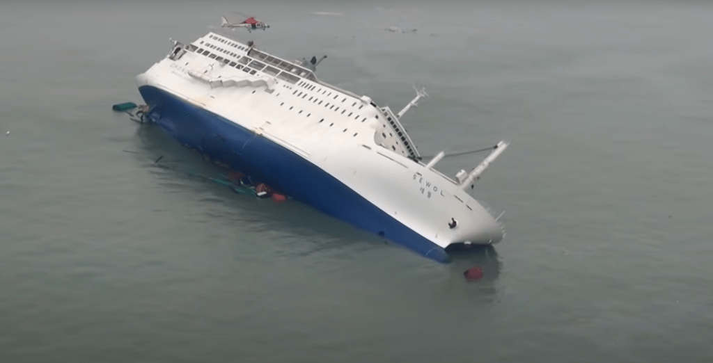 2014年世越號渡輪沉沒，造成300多人死亡。網圖