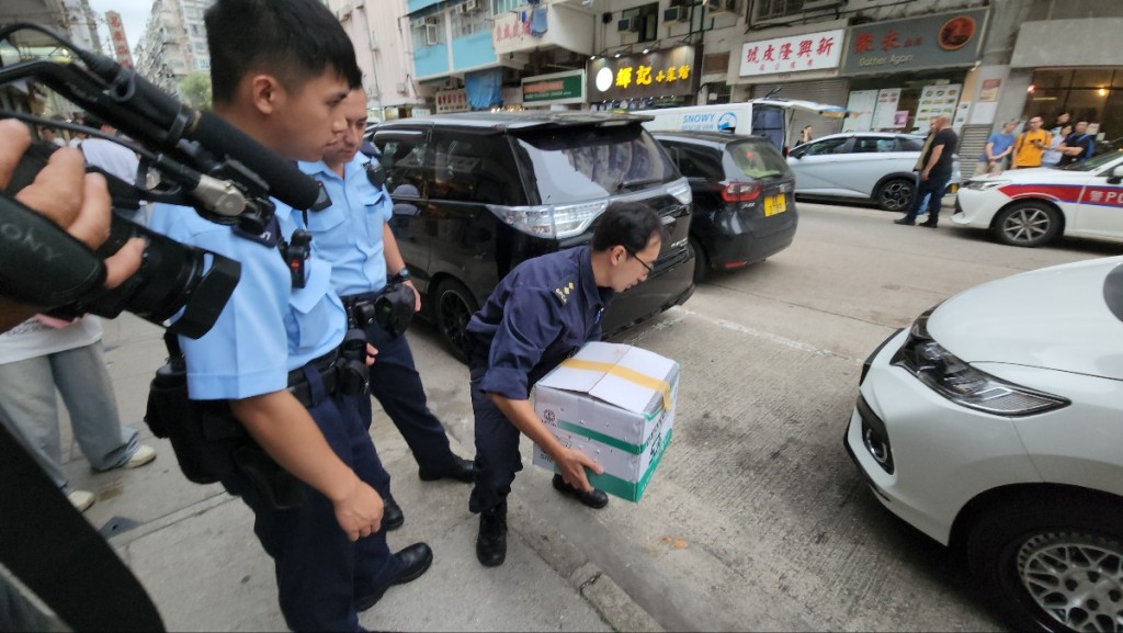愛協到場將貓貓帶走。黃文威攝 愛協到場將貓貓帶走。黃文威攝