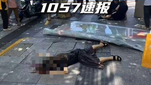 上海有路人被店舖的玻璃窗壓死。1057速報