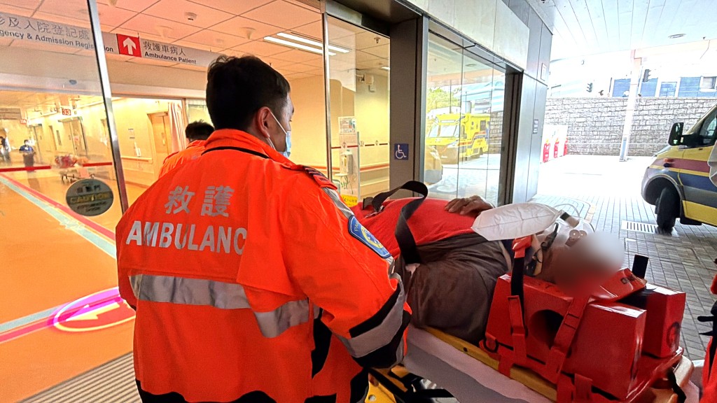 被撞倒司機清醒送院。梁國峰攝