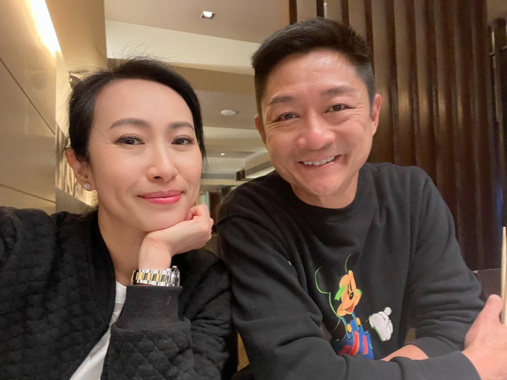 杨证桦经常陪伴老婆左右。