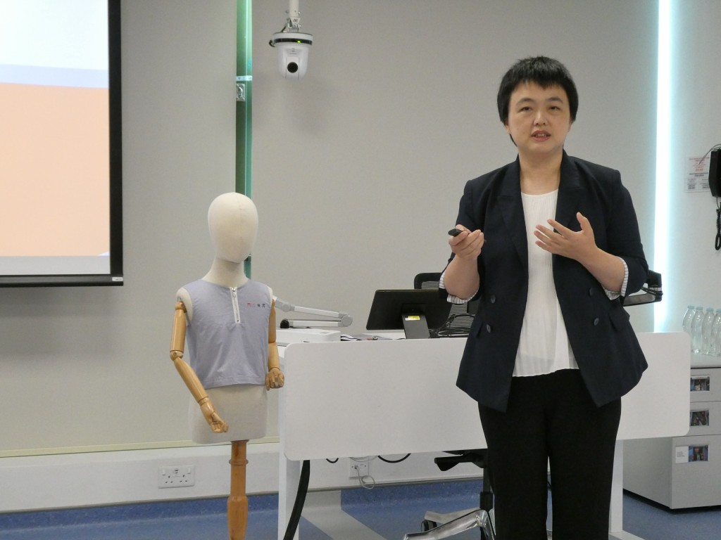 傅弘表示,經由逾40名7至12歲小學生參與的模擬課堂結果顯示,學生接獲震動提示後,過度活躍動作減少24至54%。歐文瀚攝 傅弘表示,經由逾40名7至12歲小學生參與的模擬課堂結果顯示,學生接獲震動提示後,過度活躍動作減少24至54%。歐文瀚攝