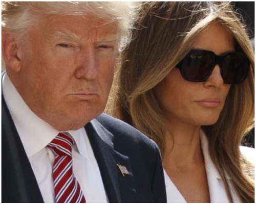 報道指梅拉尼婭最新與特朗普的公開露面表情亦變得僵硬。AP