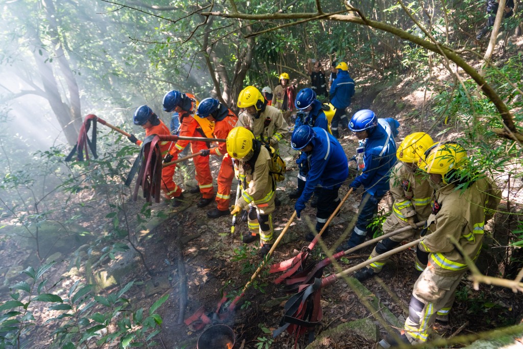 消防處、民眾安全服務隊和漁農自然護理署人員以山草拍模擬撲滅山火。 消防處、民眾安全服務隊和漁農自然護理署人員以山草拍模擬撲滅山火。
