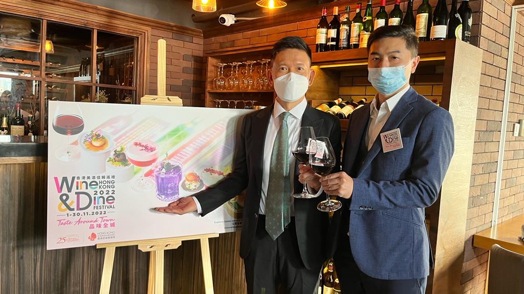 Wine ＆ Dine 11月舉行。圖為香港酒吧業協會主席錢雋永（右）、「Chill住食」項目合作負責人蘇康伯（左）。（李健威攝）