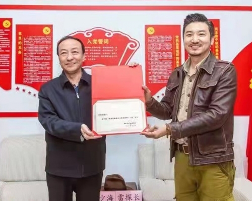 內地網紅博主「冒險雷探長」發布獲陝西省榆林市文旅局授予「文化和旅遊推廣大使」稱號的照片。