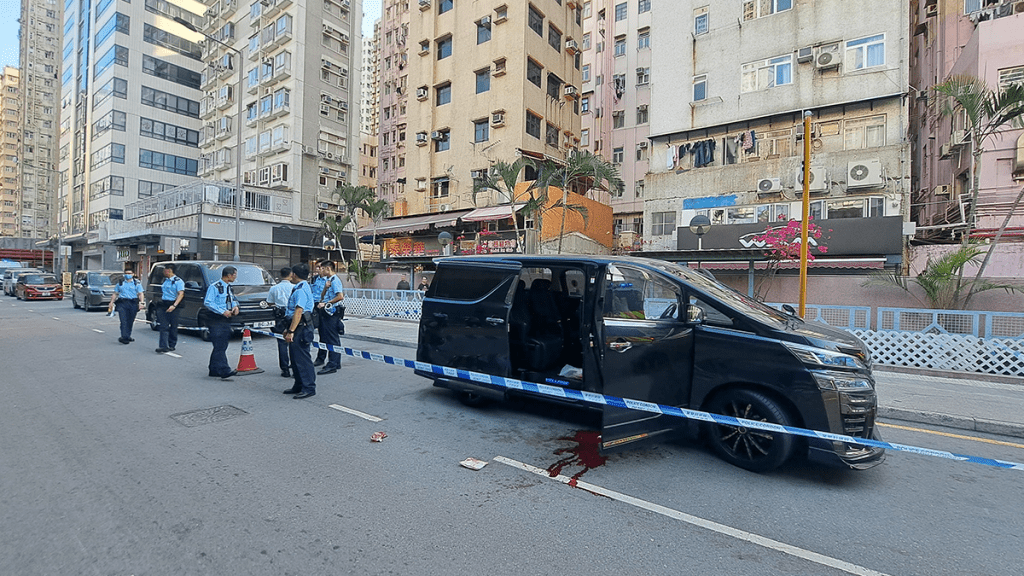 筲箕灣男子捱斬浴血 刀手登私家車逃去無蹤