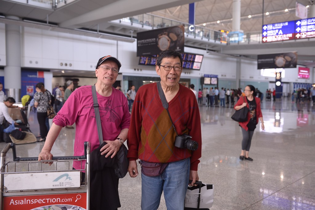 2013年拍《4个小生去旅行》胡枫转用腰包，不过斜孭相机。