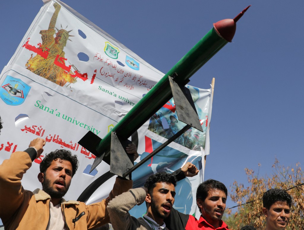也門一批大學生舉行示威，聲稱支持胡塞武裝襲擊紅海商船。路透社