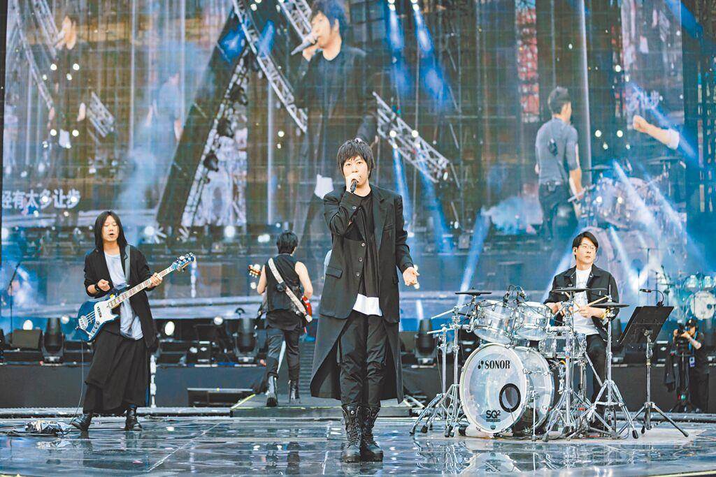「五月天」的上海演唱会被内地博主质疑有假唱。中时新闻