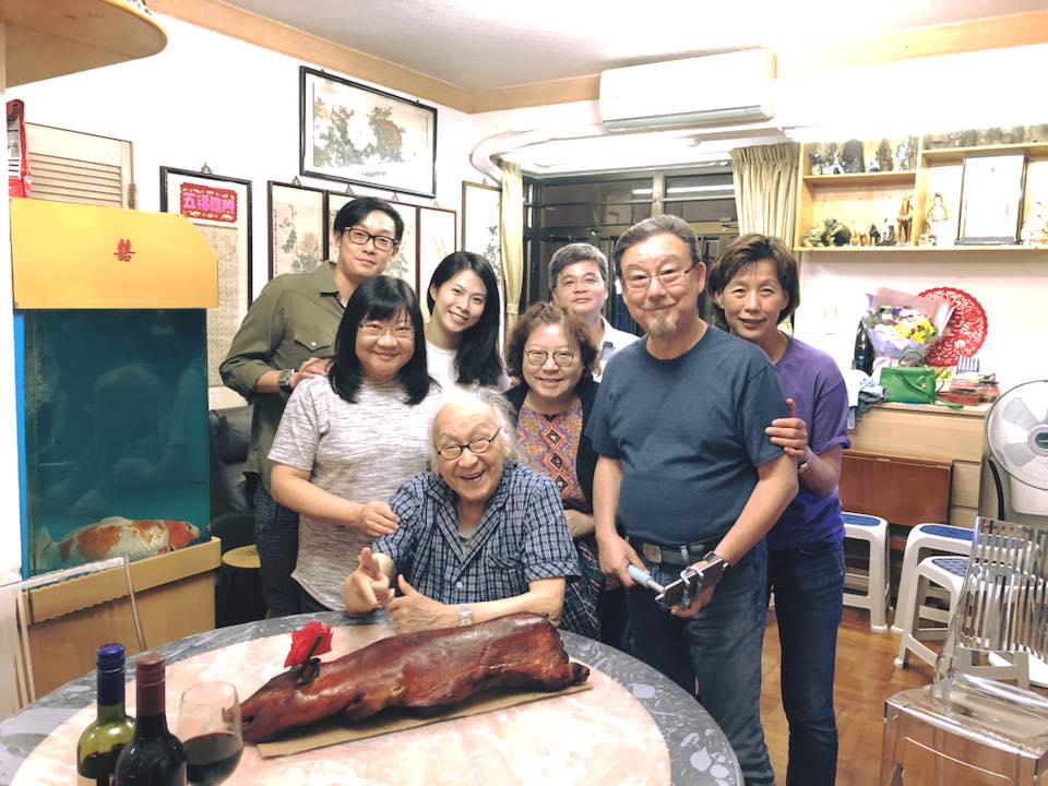 俞明叔去年与家人庆祝99岁生日。