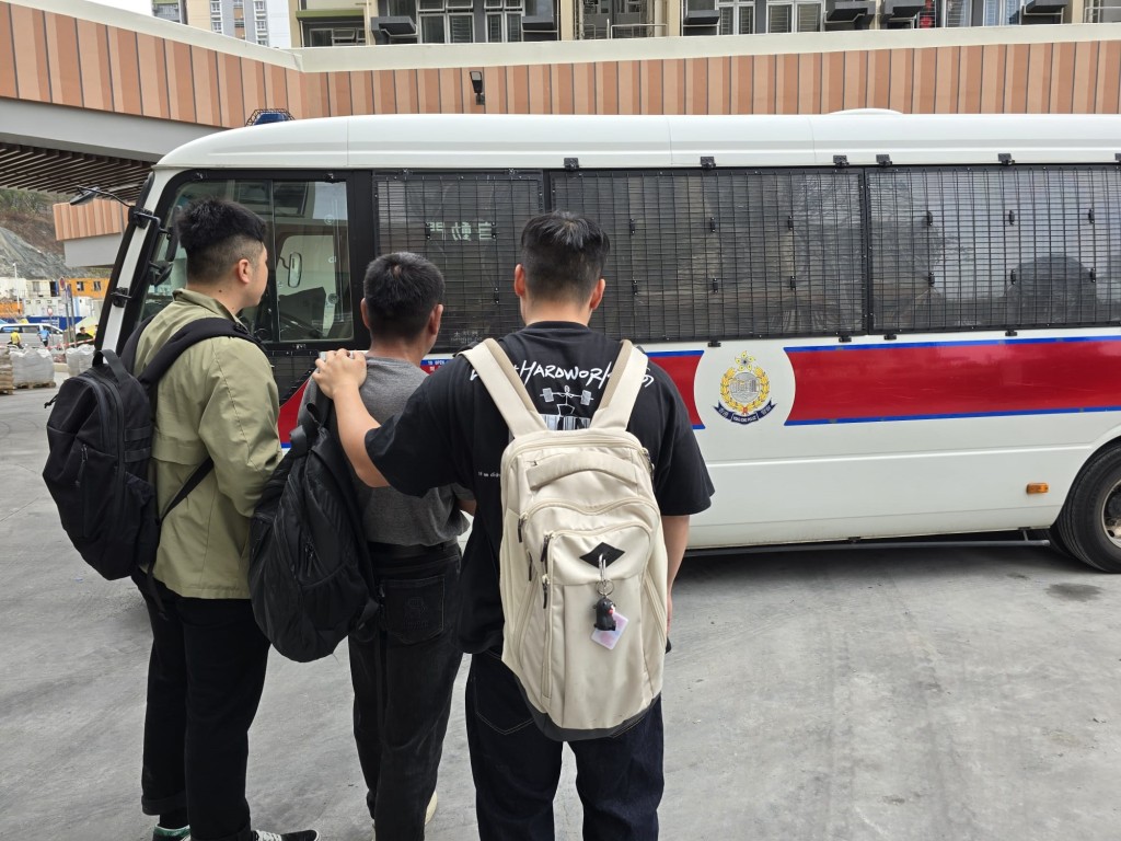 警方聯同入境處突擊搜查東九龍區多個罪案黑點,共拘捕12人。警方提供 警方聯同入境處突擊搜查東九龍區多個罪案黑點,共拘捕12人。警方提供