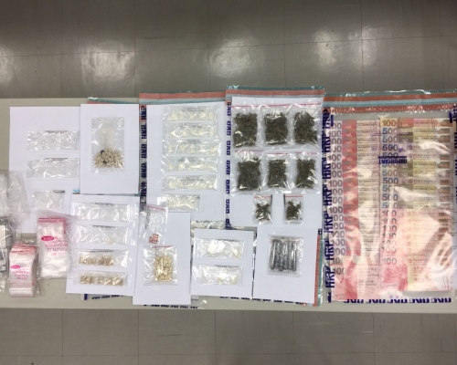 警方檢獲的毒品及現金。警方圖片