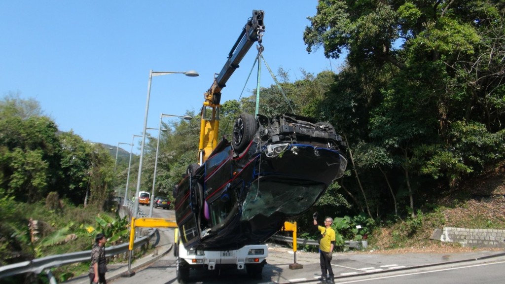 拖車到場將涉事私定車吊運回路面。林思明攝