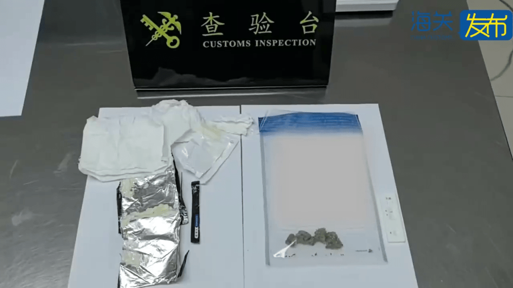 重口味男客鞋底藏毒，惊揭用“食过香口胶”包大麻。