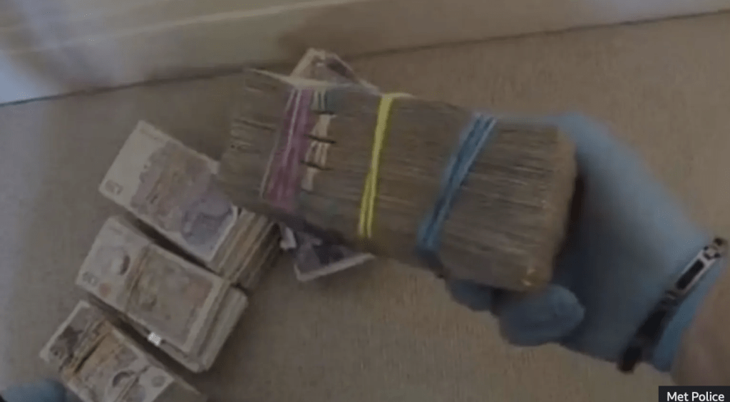 警方在簡雯家中搜出大量現金。