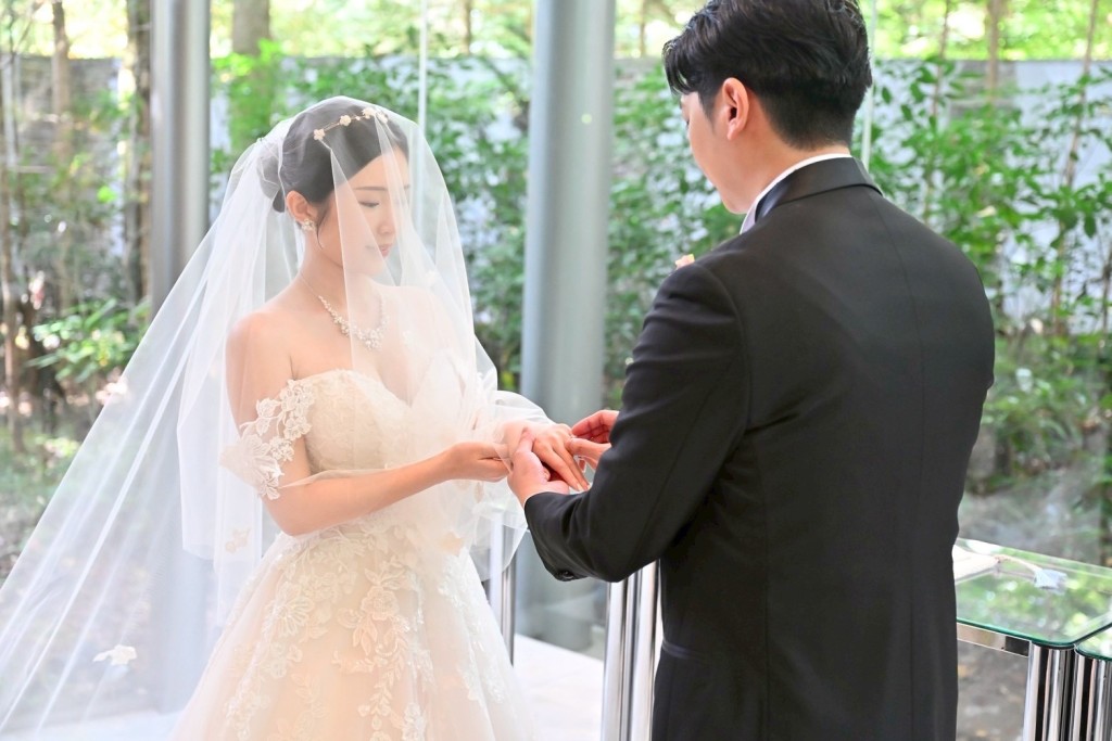 「雞排妹」鄭家純與老公攜手邁向未來的人生。