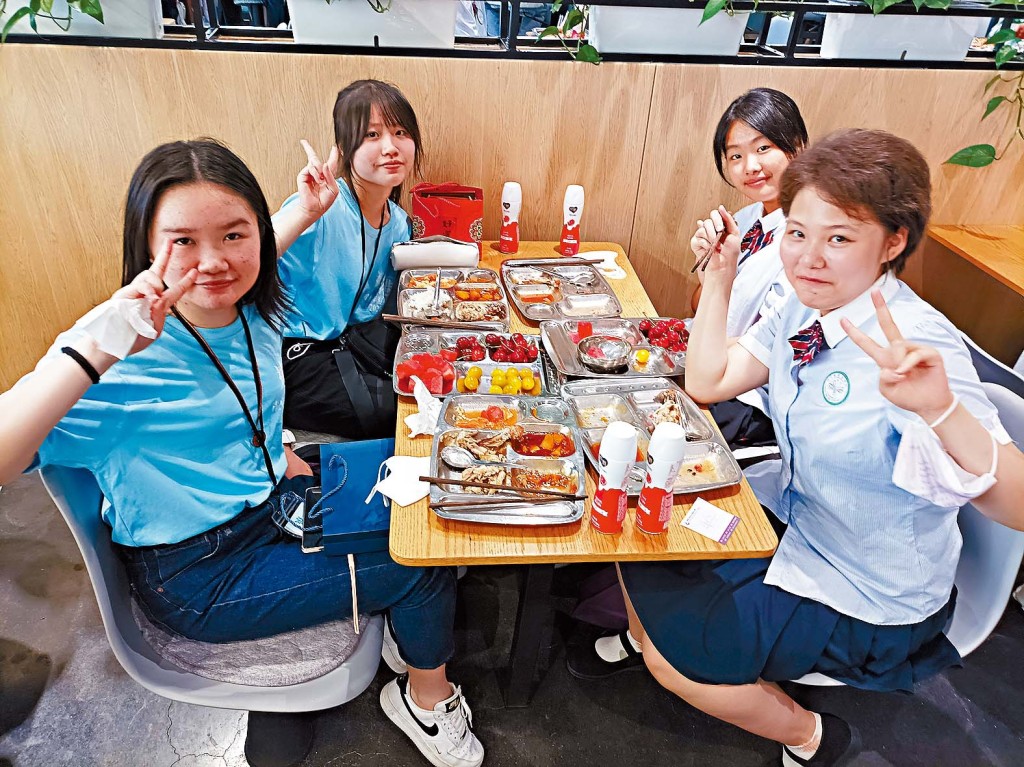 学生与辽宁中学生共进午餐,互谈生活点滴。