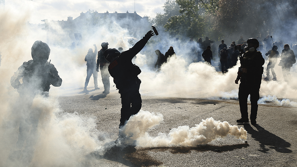 在巴黎举行的示威活动中，警方投掷催泪弹。AP