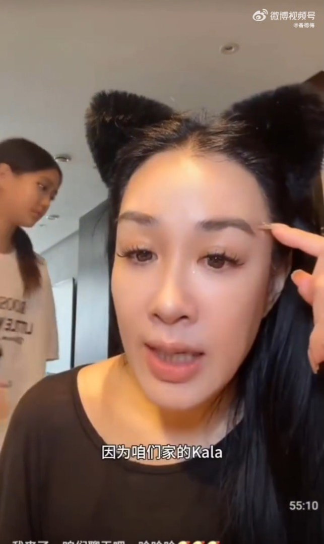 鍾麗緹曾在直播時透露細女Cayla有眼疾問題。