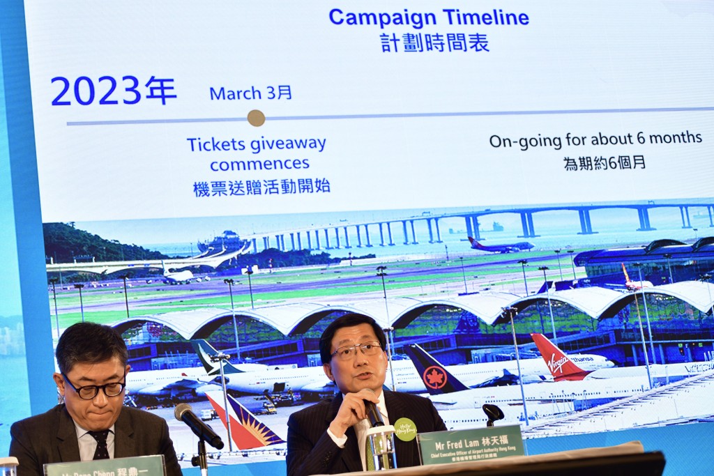 财政司司长陈茂波主持记者会，简介派机票等措施。图为程鼎一（左）、林天福（右）。（陈极彰摄）