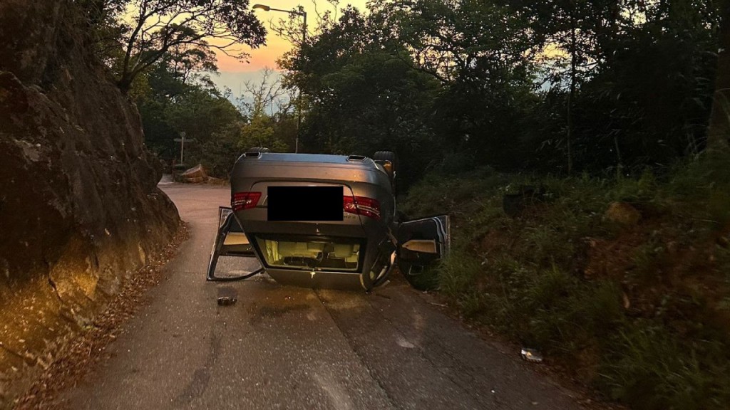 飛鵝山22歲司機撞壆反車 扎山道一度全封。馬路的事討論區FB