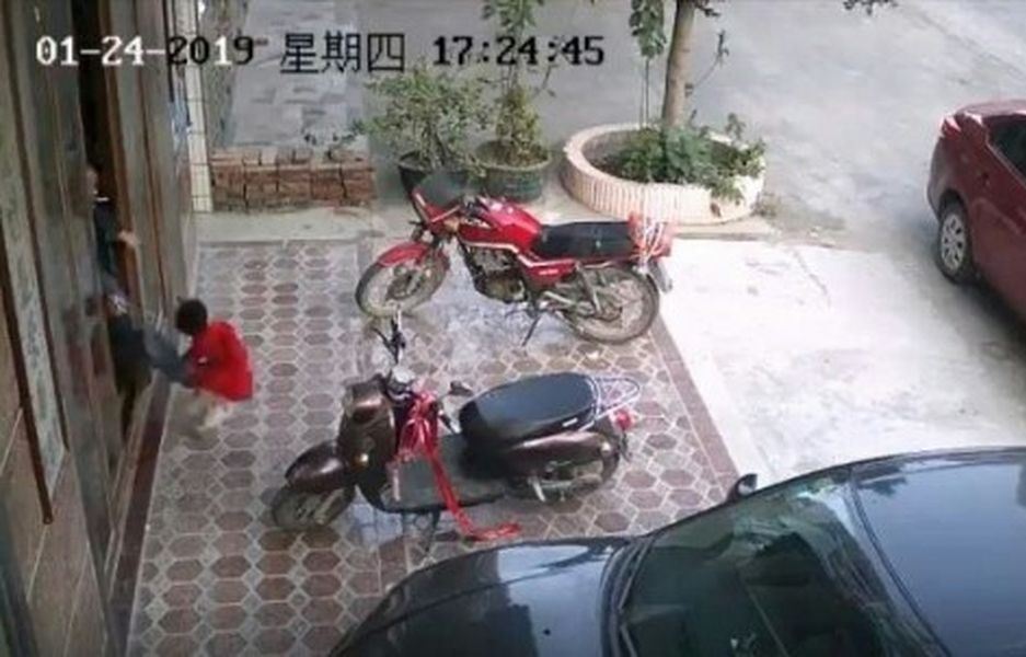 女童被一名吸煙的男子起左腳踢。網圖
