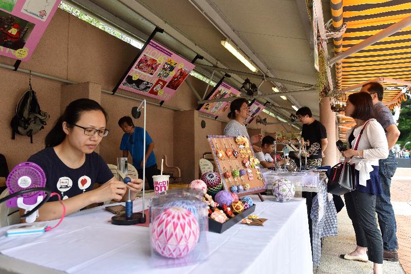 場內共設有29個攤位,包括布藝和花藝飾物等手工藝品。