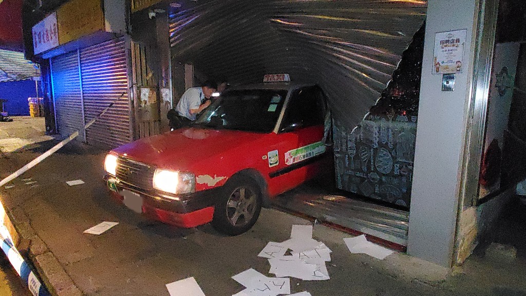 元朗一冻肉店被的士倒车撞闸。