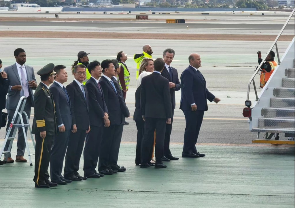 中国驻美国大使谢锋（左五）也到机场迎接。