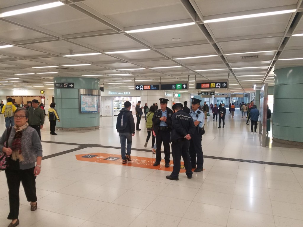 警方加派人手在青衣站巡邏及維持秩序。