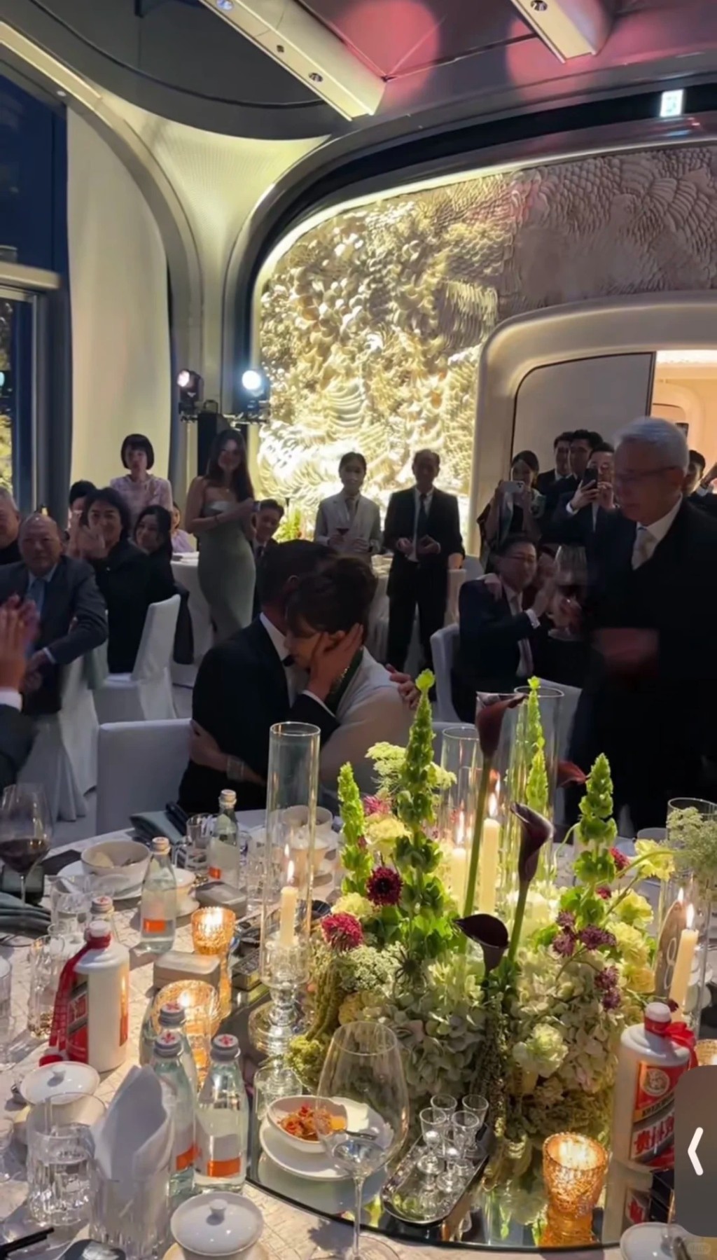 鄭伊健與蒙嘉慧在後方拍掌祝福吳婉芳再做奶奶。 鄭伊健與蒙嘉慧在後方拍掌祝福吳婉芳再做奶奶。