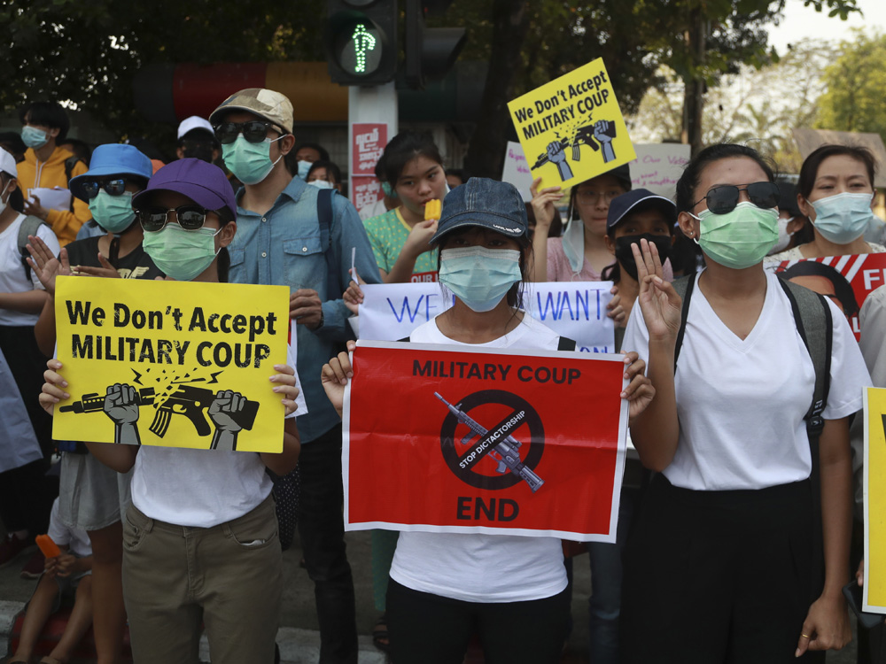 群眾聚集在印尼大使館外抗議。AP圖片