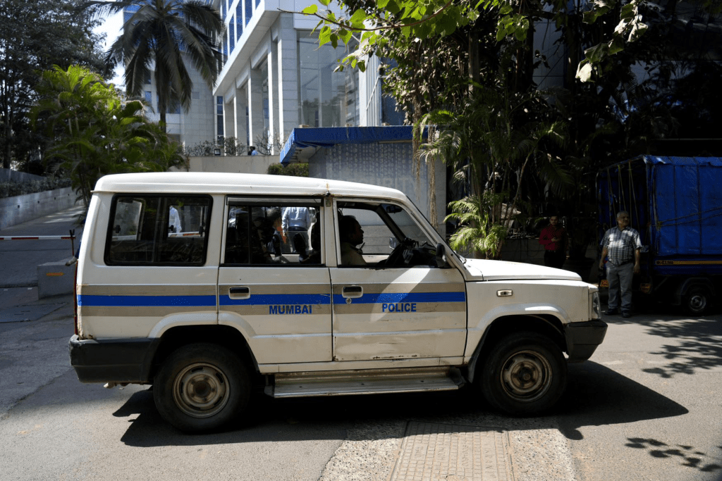 一辆警车离开BBC孟买办公室。 美联社