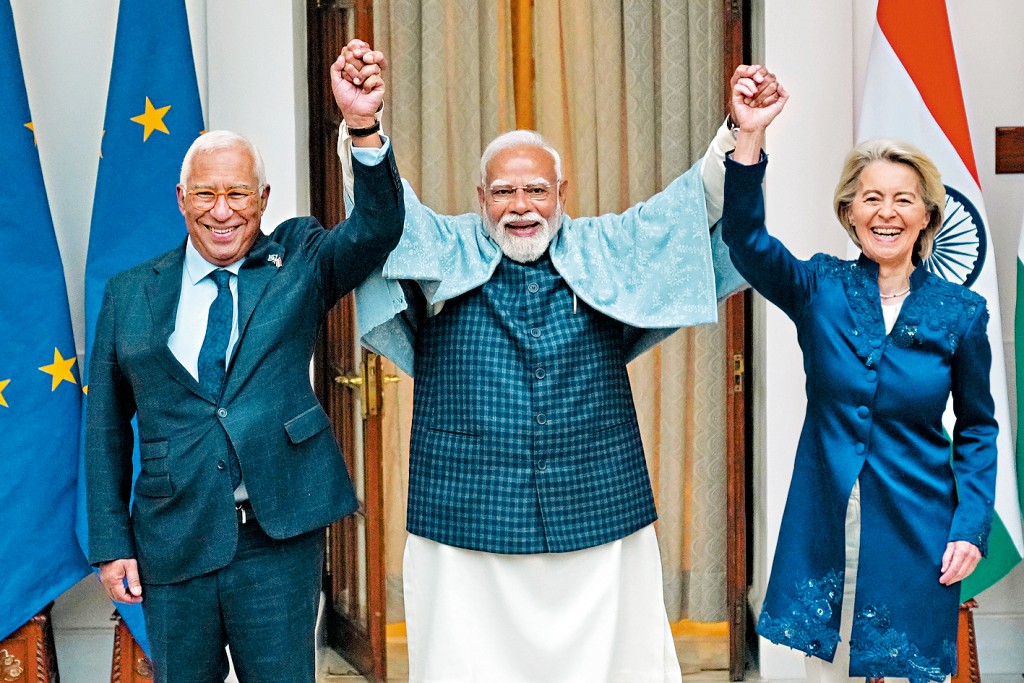印度總理莫迪（中）在新德里，會晤歐洲理事會主席科斯塔（左）和歐盟委員會主席馮德萊恩，三人高舉手臂以示團結。