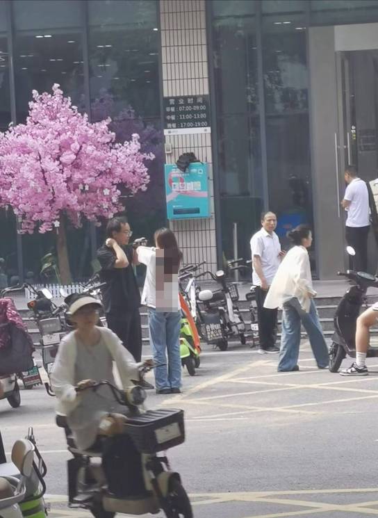 多名傷者浴血逃出戶外等待救治。 多名傷者浴血逃出戶外等待救治。