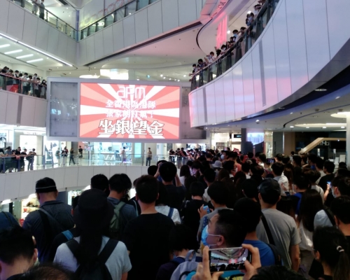 大批市民觀賽為張家朗呐喊助威。