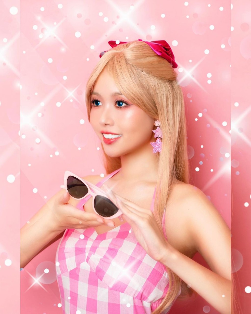 李芷晴穿上粉红装束扮Barbie。