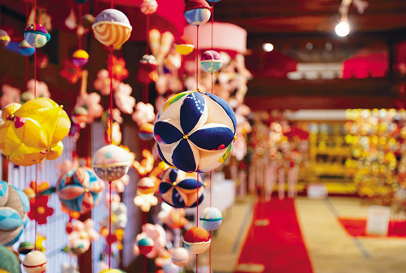 ●色彩繽紛的酒田傘福，是饒富地道色彩的山形縣傳統民間工藝品。