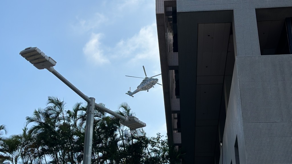 政府飛行服務隊直升機將船員送院。劉漢權攝