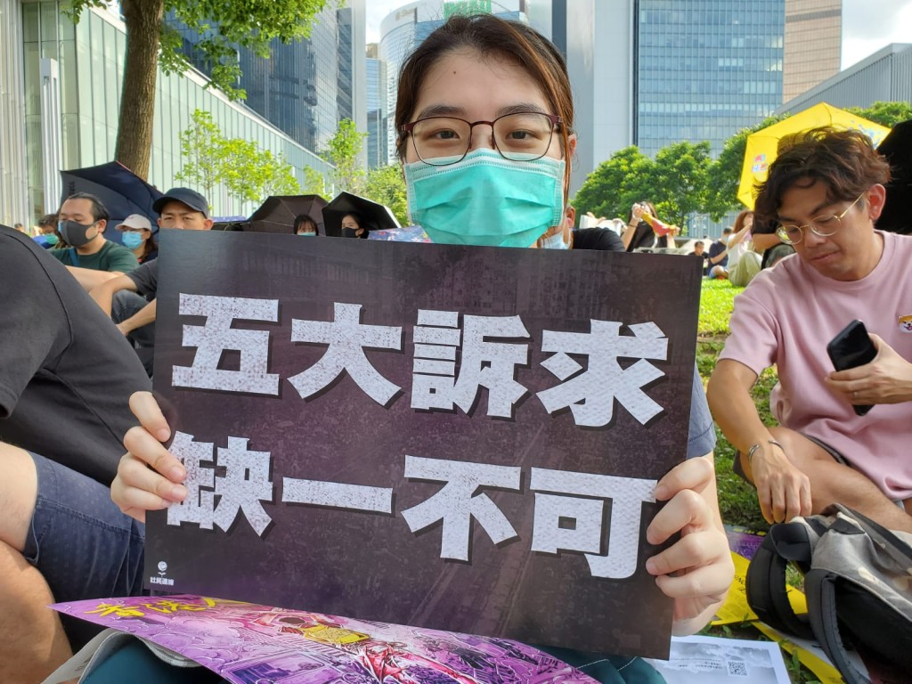 Candy說運動中派發很多文宣,並不環保,故製作可長時間使用的文宣,供市民持續表達訴求。