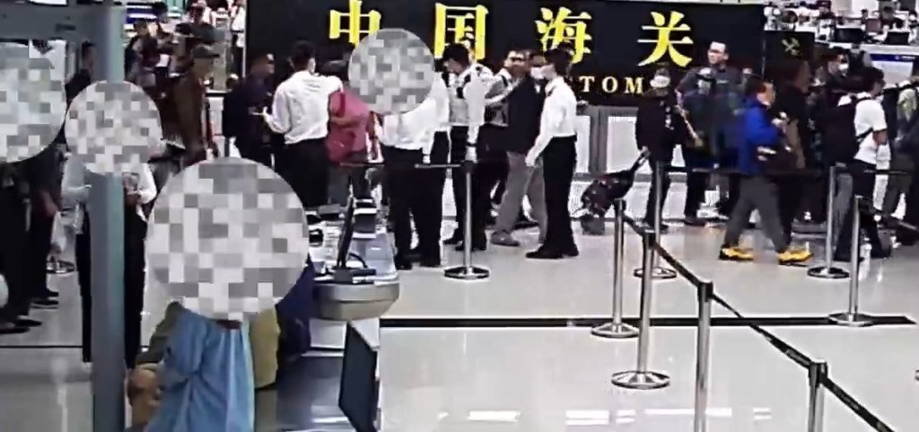 羅湖口岸關員10分鐘內截查13名旅客涉走私瀕危石珊瑚。微博@海關發布 羅湖口岸關員10分鐘內截查13名旅客涉走私瀕危石珊瑚。微博@海關發布