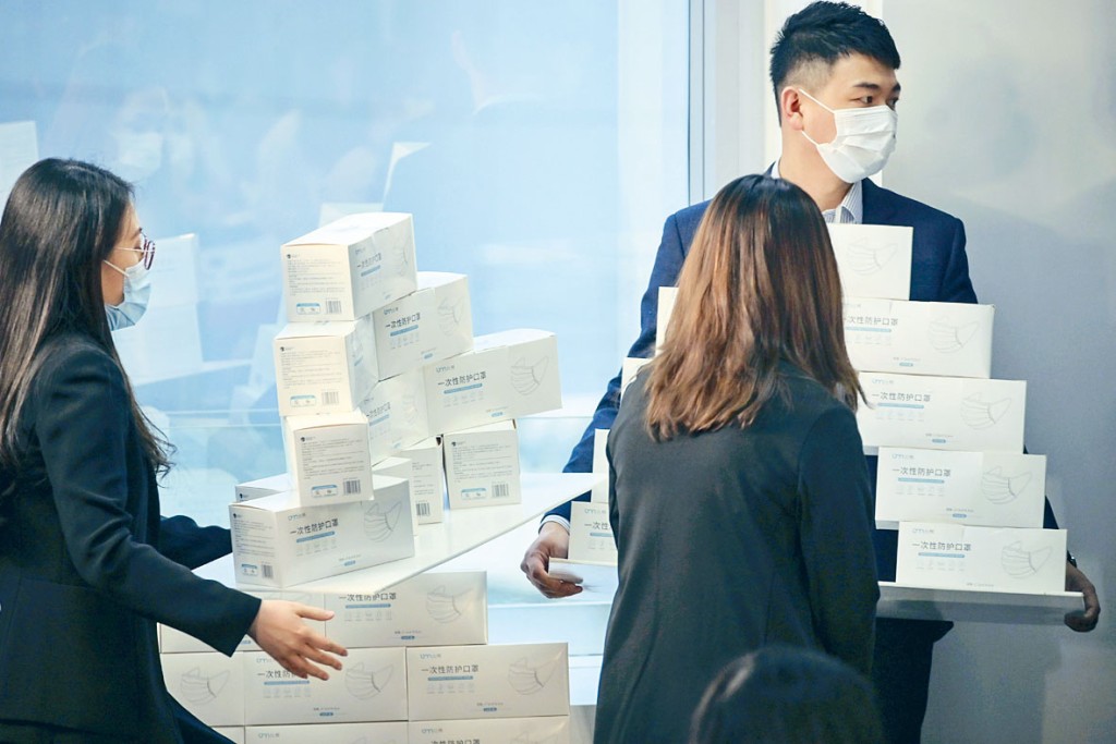 大聯盟在記者會上展示的口罩為內地品牌（下圖）。
　　