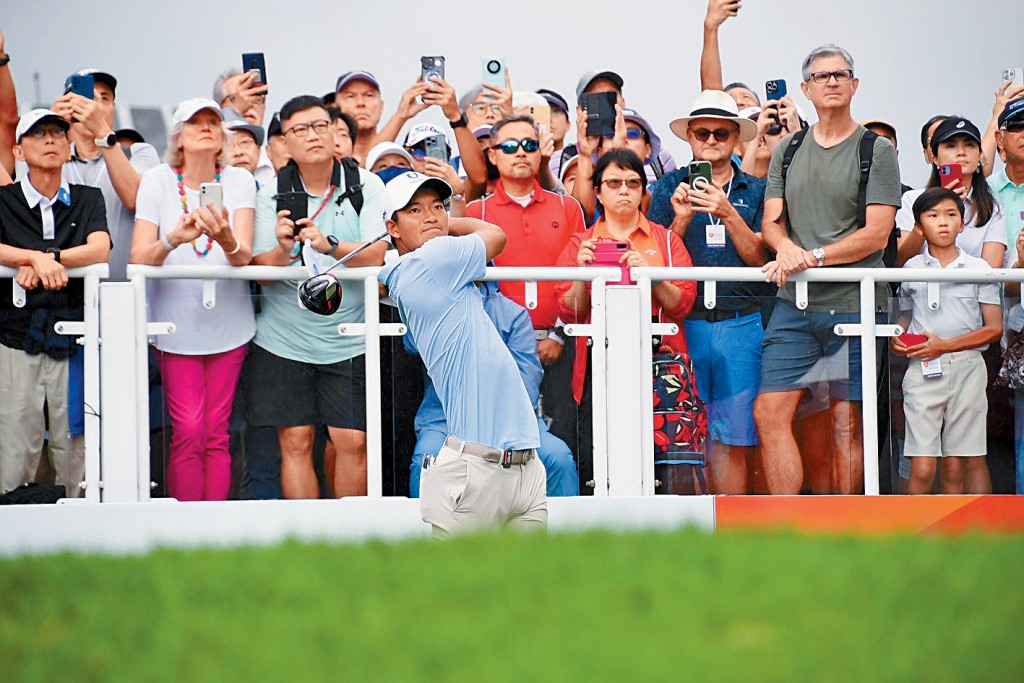 香港高球新星許龍一,以平標準桿70桿暫列總排名第70位。
