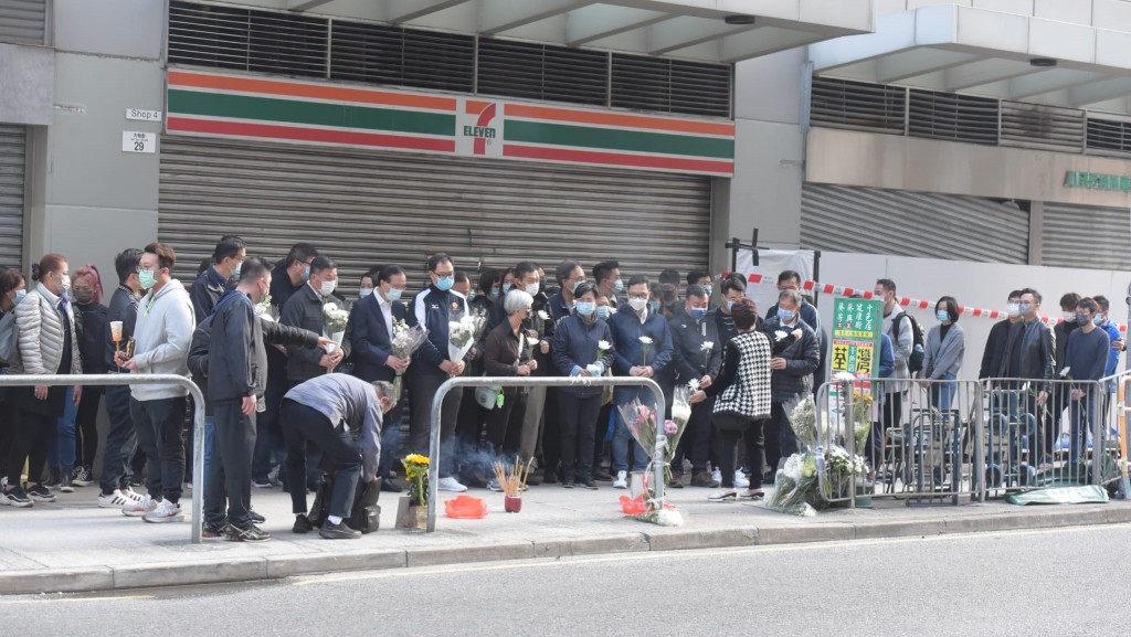 23歲女死者的親屬下午在現場舉行路祭。
