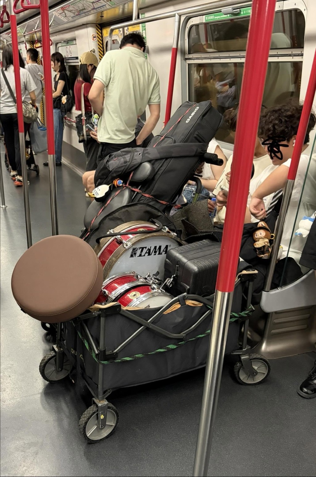 網民質疑事主,攜帶大型物品乘搭港鐵阻礙他人。(來源:Threads) 網民質疑事主,攜帶大型物品乘搭港鐵阻礙他人。(來源:Threads)