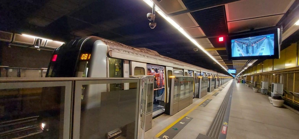 港鐵今日凌晨非行車時間在荃灣綫展開新信號系統列車初步實地測試。港鐵提供