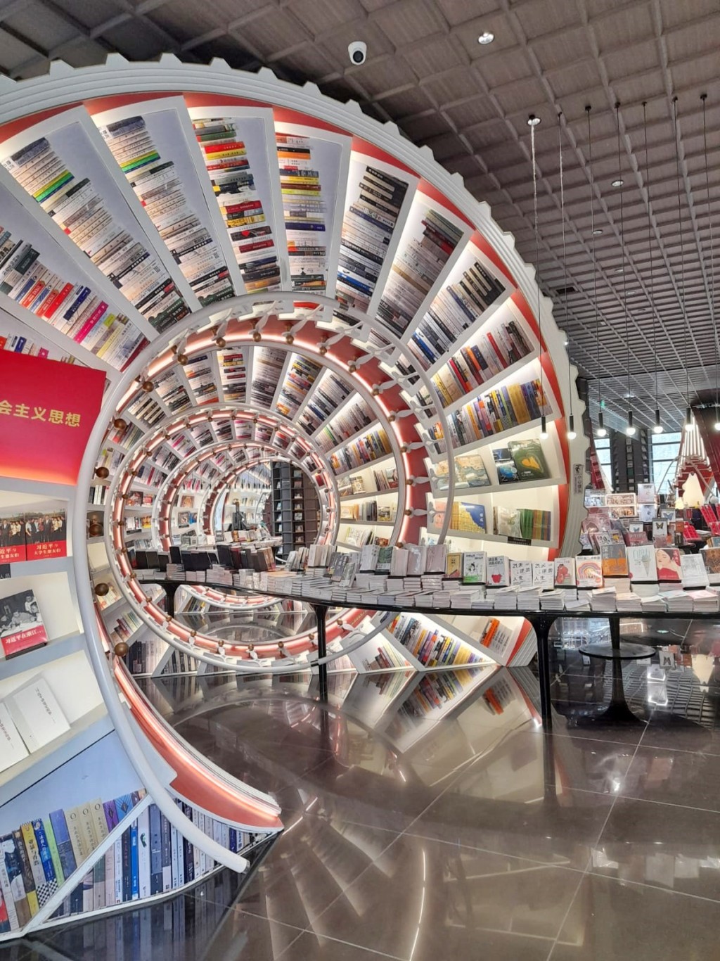 深圳锺书阁，以奇幻的红色巨型螺旋楼梯书架贯穿店内，是游人打卡热点。