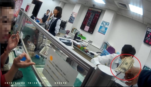 女侍應陳女士（左）5年前收了客人給的2張百元美鈔，日前拿到銀行兌換才知是偽鈔，被警方帶回派出所。（網圖）